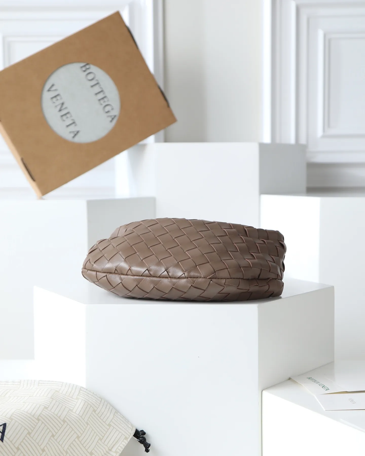 800. Bottega veneta͙.——-The latest braided and knotted hobo🔥 The top-grade lambskin leather is very soft, the bag shape is unique, practical and durable. It retains the traditional weaving elements while being a bit more flamboyant ~ Made of hand-woven sheepskin, zipper opening and closing, curved seamless structure, effortless to match. Highly recommended⚠️⚠️⚠️ The most high-end in the market🌈Welcome to compare [Factory complete package] size: 23x15x5cm.   Model: 651876